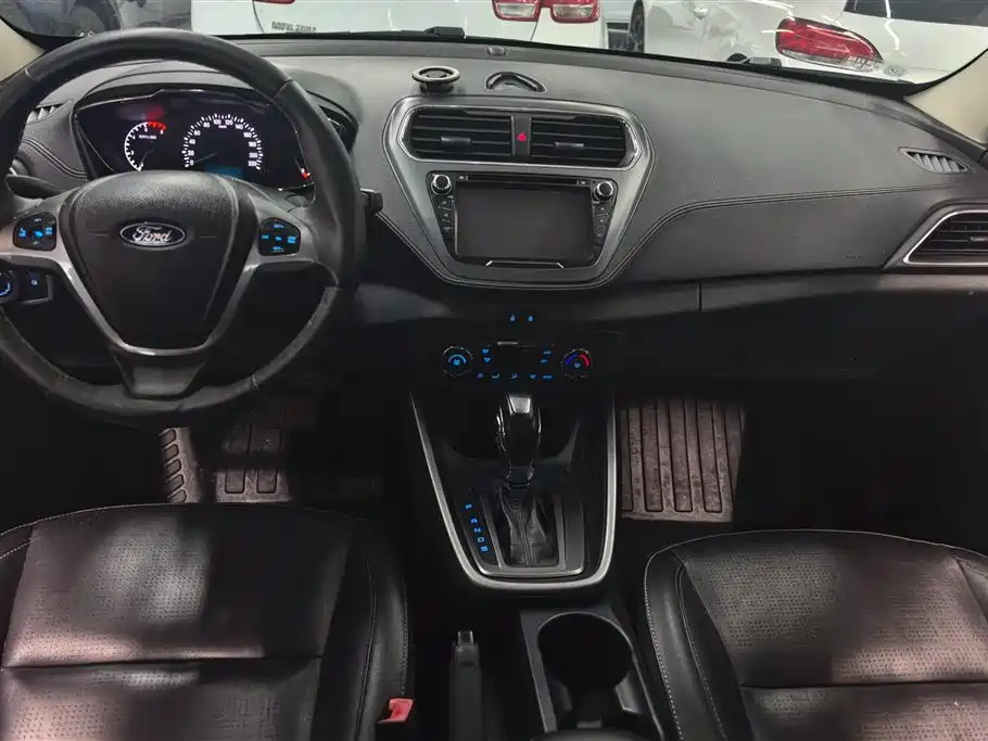 Ford Escort 2015 — фото 12