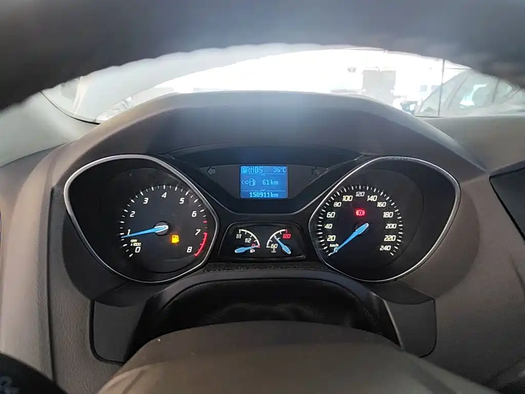 Ford Focus 2014 — фото 12