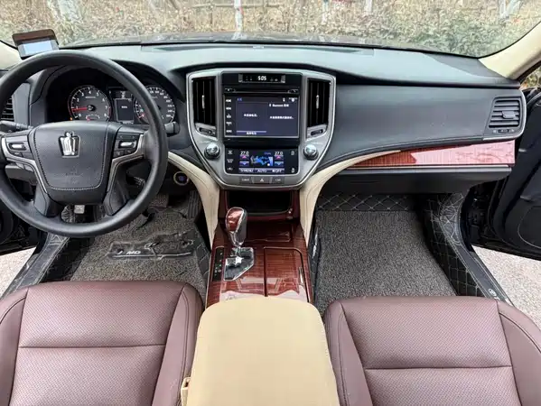 Toyota Crown 2015