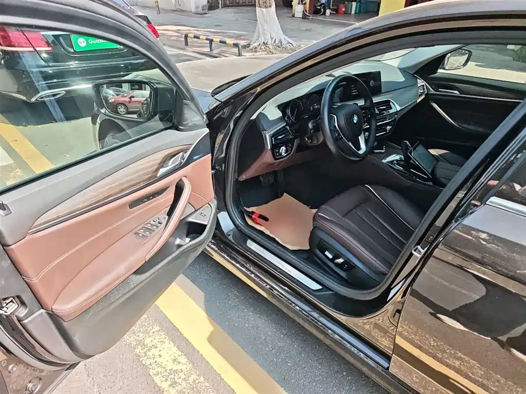 BMW 5 Series 2018 — фото 12