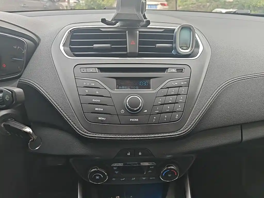 Ford Escort 2015 — фото 13