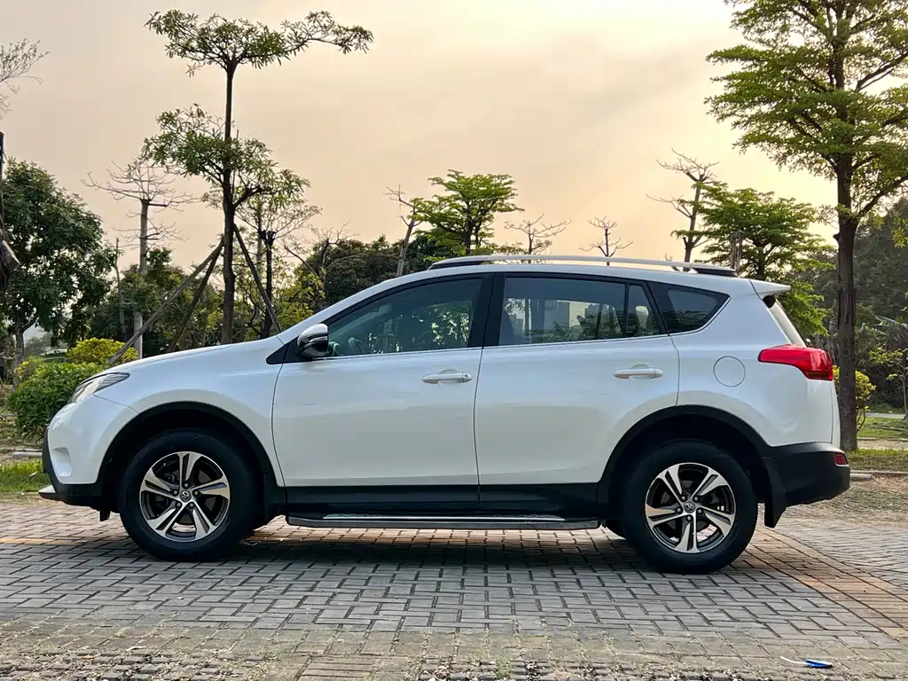 Toyota RAV4 2016 — фото 8