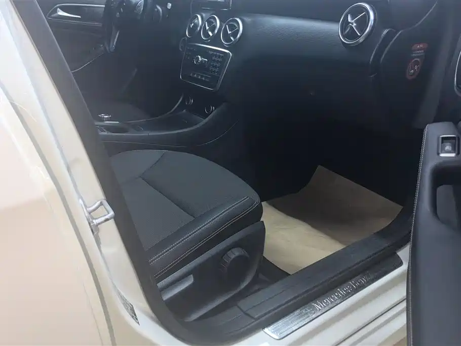 Mercedes-Benz A-Class 2015 — фото 7