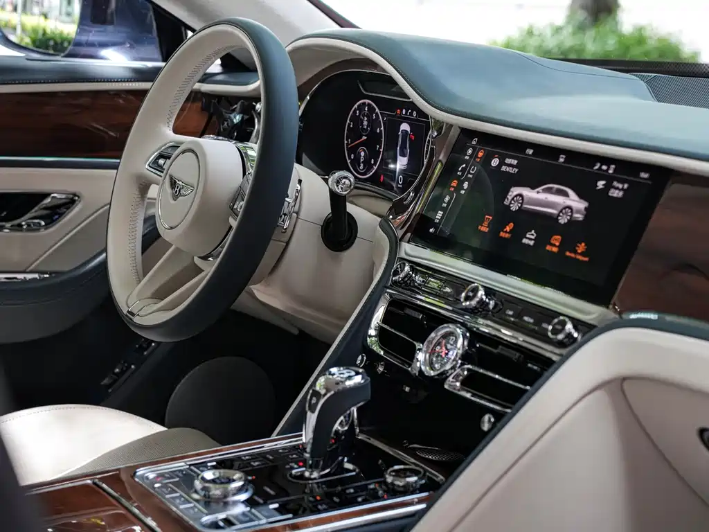 Bentley Flying Spur 2023 — фото 11