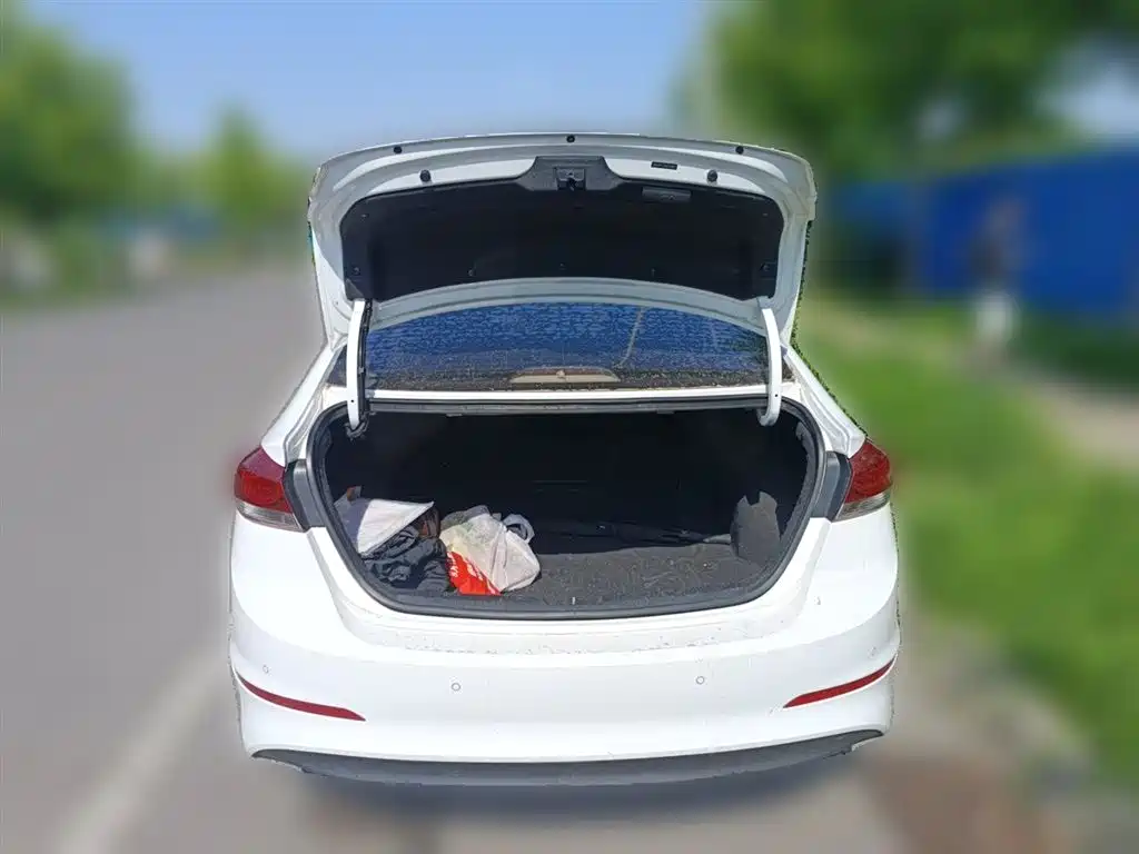 Hyundai Elantra 2018 — фото 10