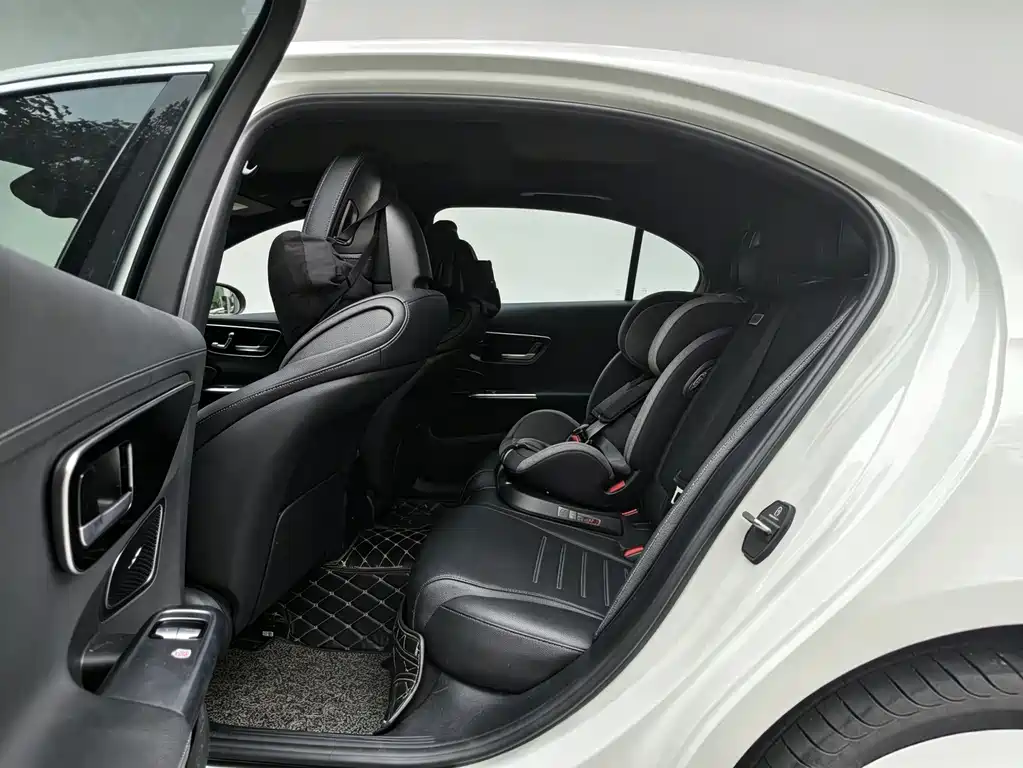 Mercedes-Benz C-Class 2023 — фото 11