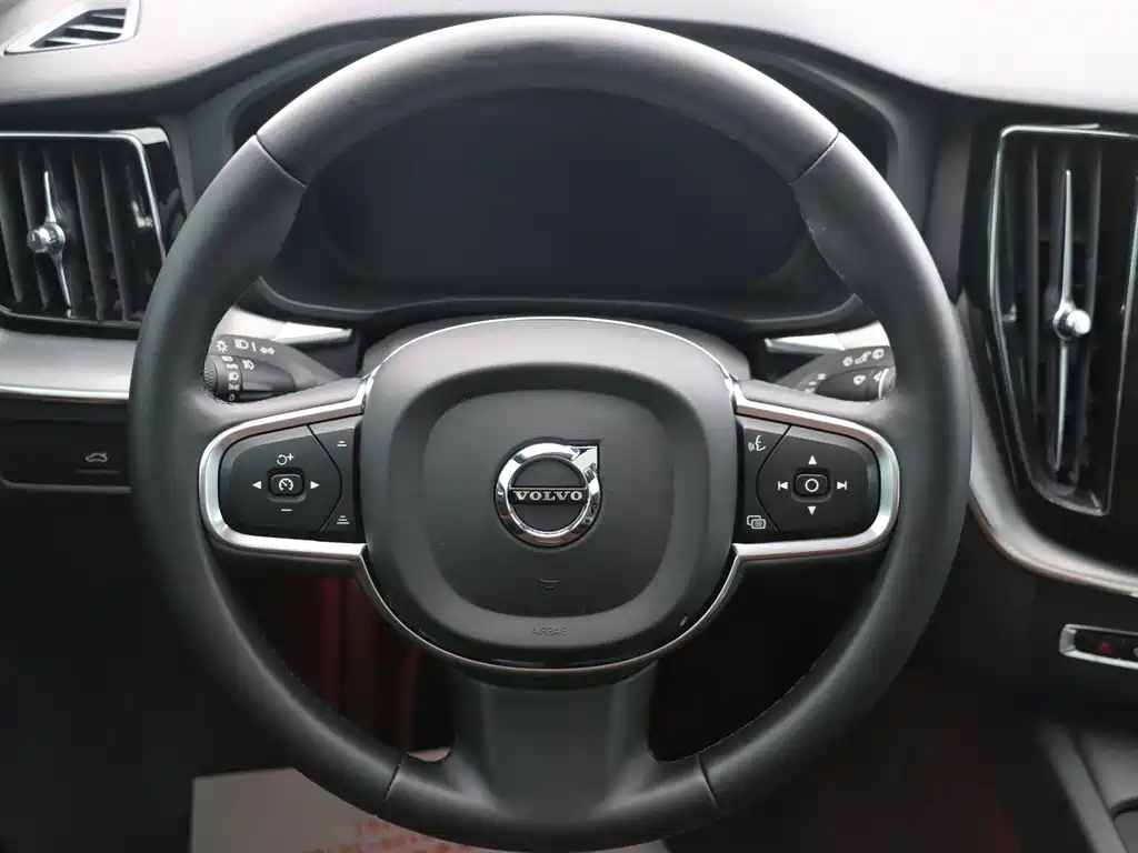 Volvo XC60 2023 — фото 9