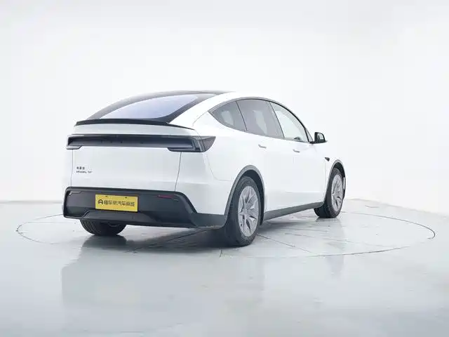 Tesla Model Y L 2026 — фото 7