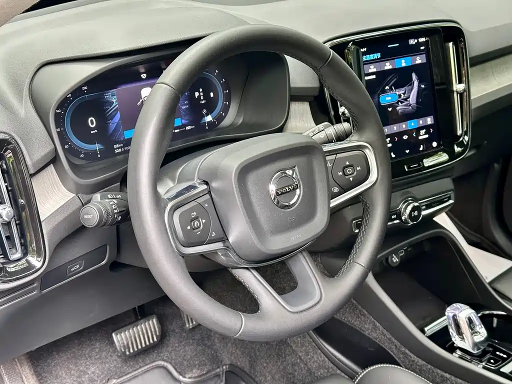 Volvo XC40 2024 — фото 11