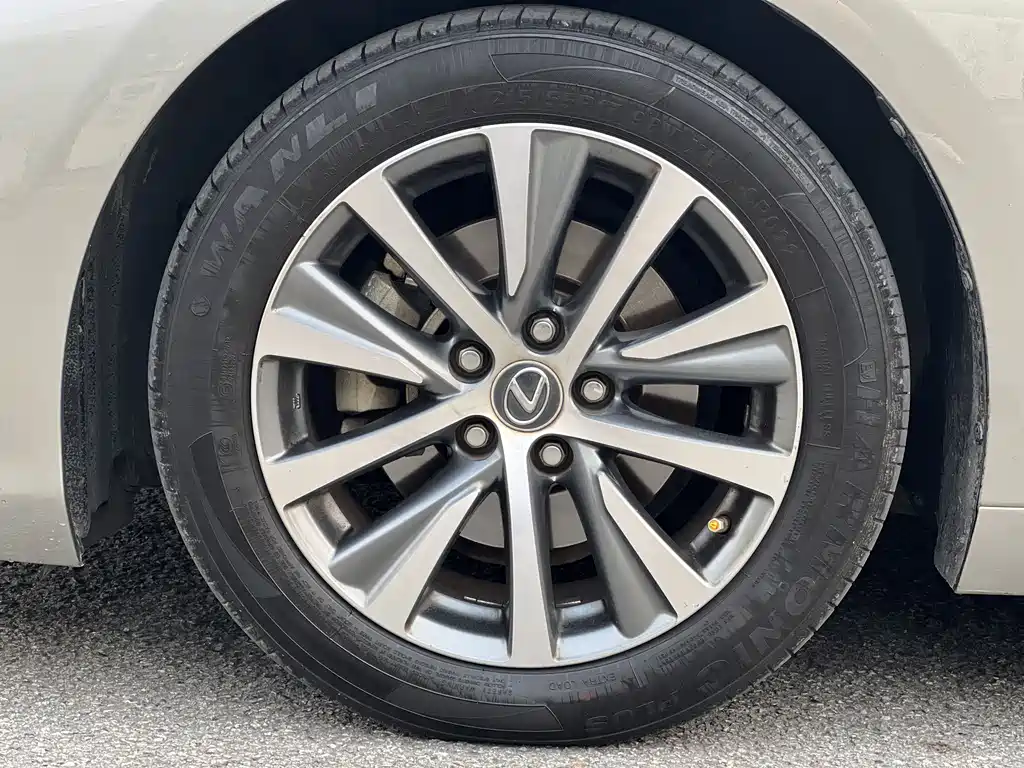 Lexus ES 2018 — фото 11