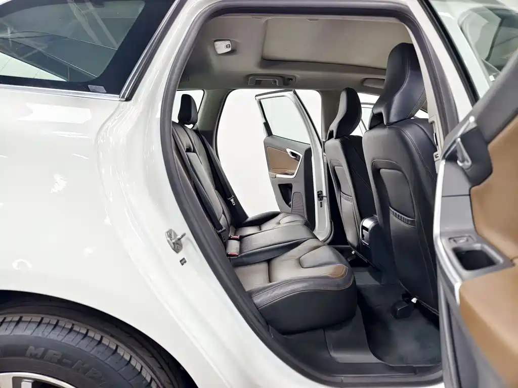 Volvo XC60 2015 — фото 16
