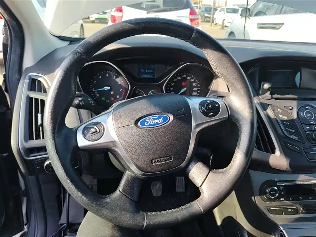 Ford Focus 2015 — фото 11