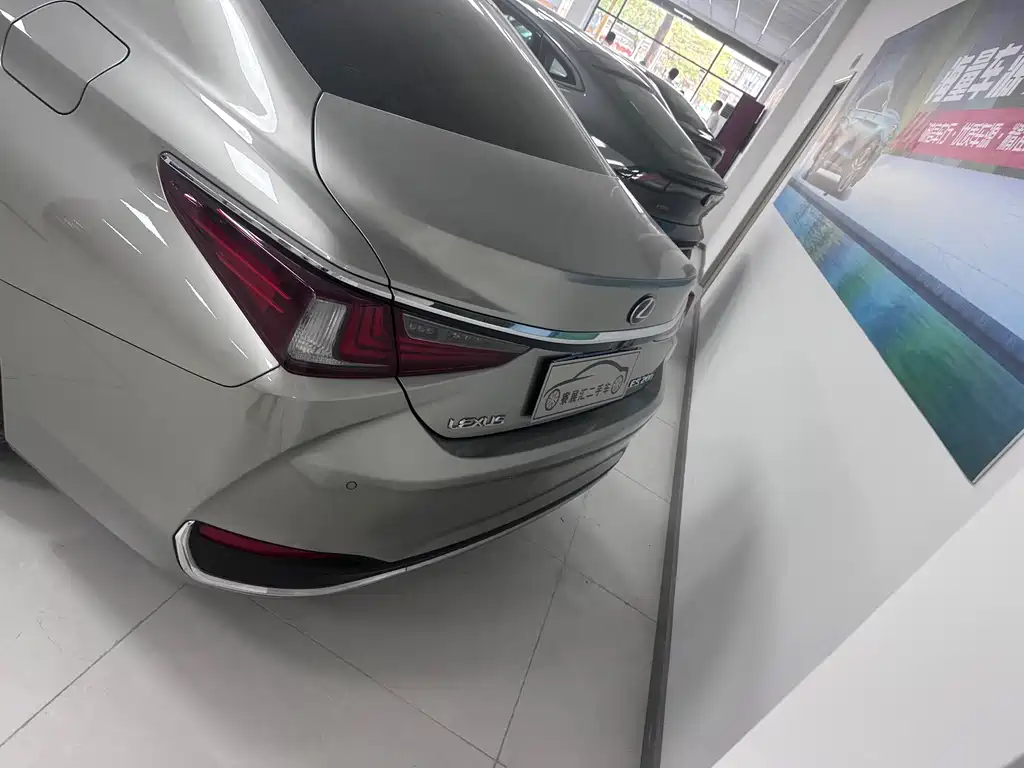 Lexus ES 2022 — фото 15