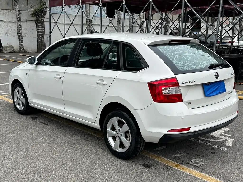 Skoda Rapid Spaceback 2015 — фото 5