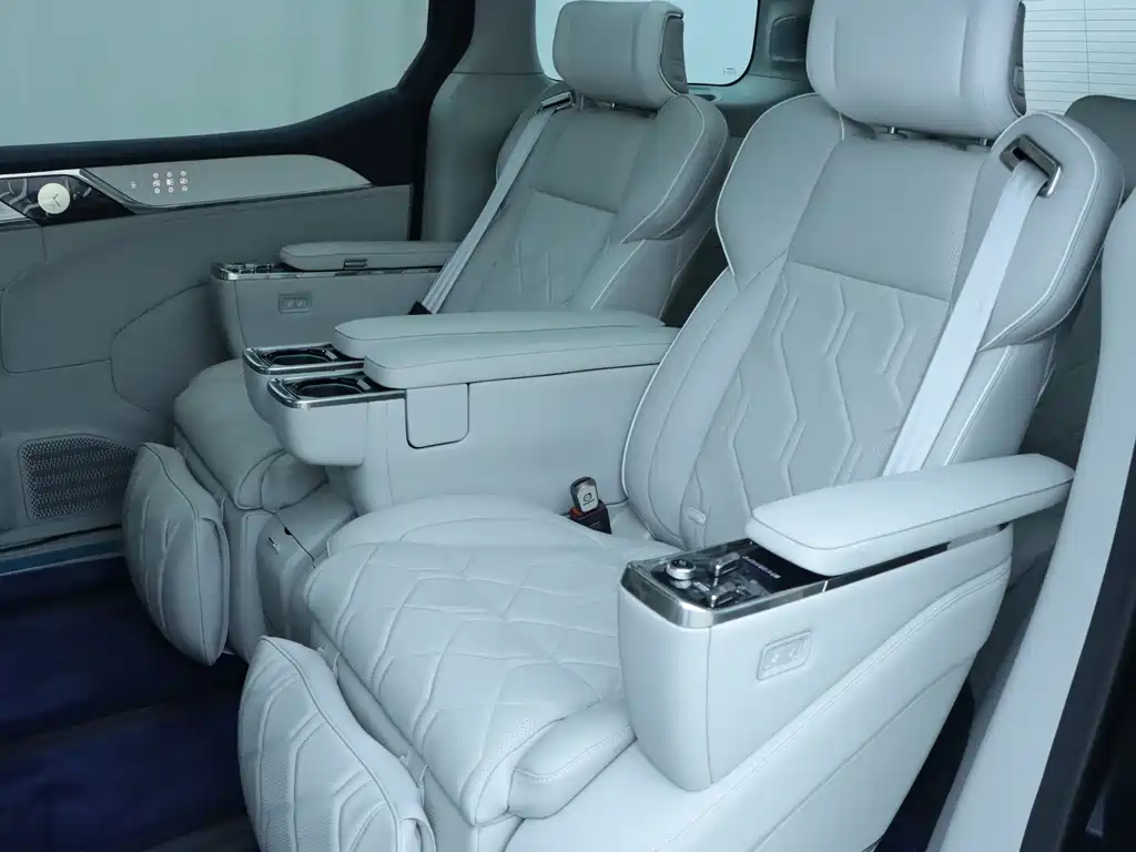 Volvo EM90 2025 — фото 15