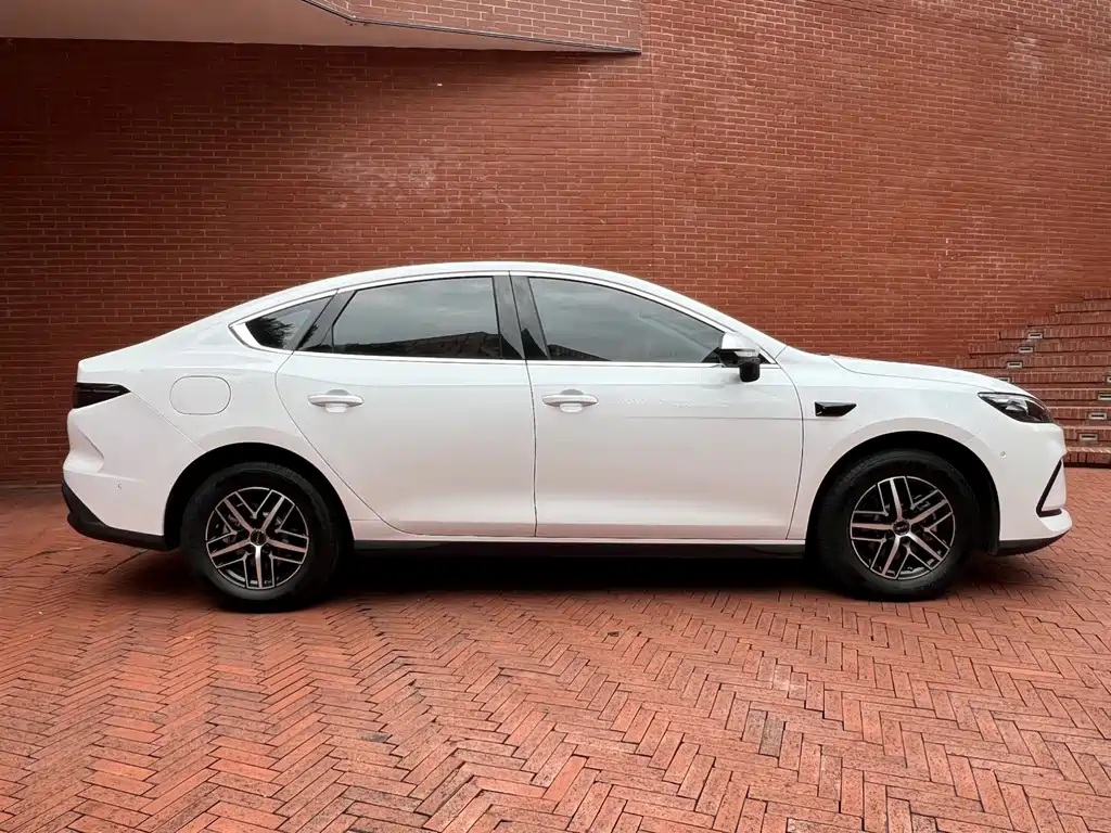 BYD Seal 05 DM-i 2025 — фото 3