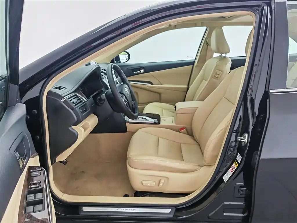 Toyota Camry 2015 — фото 10