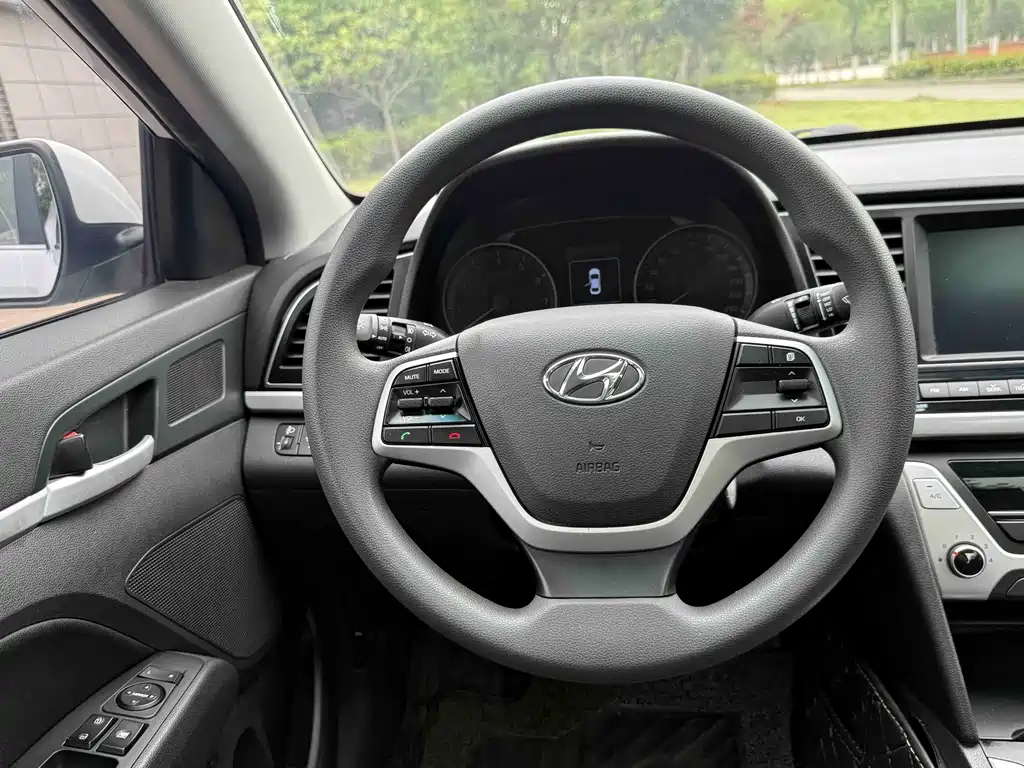 Hyundai Elantra 2019 — фото 11