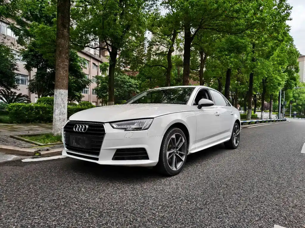 Audi A4L 2017 — фото 1