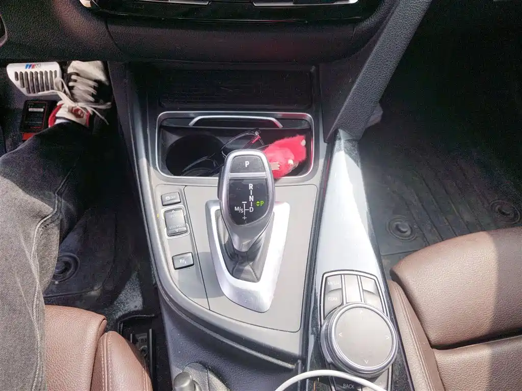 BMW 3 Series 2018 — фото 14