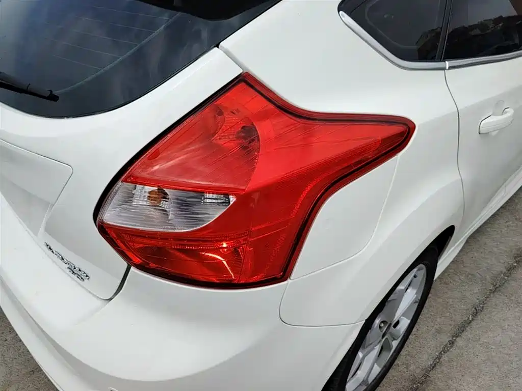 Ford Focus 2014 — фото 8
