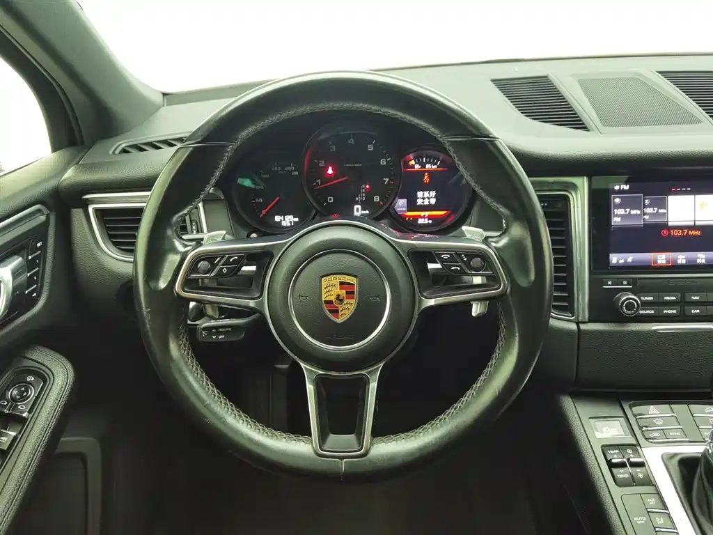 Porsche Macan 2017 — фото 11