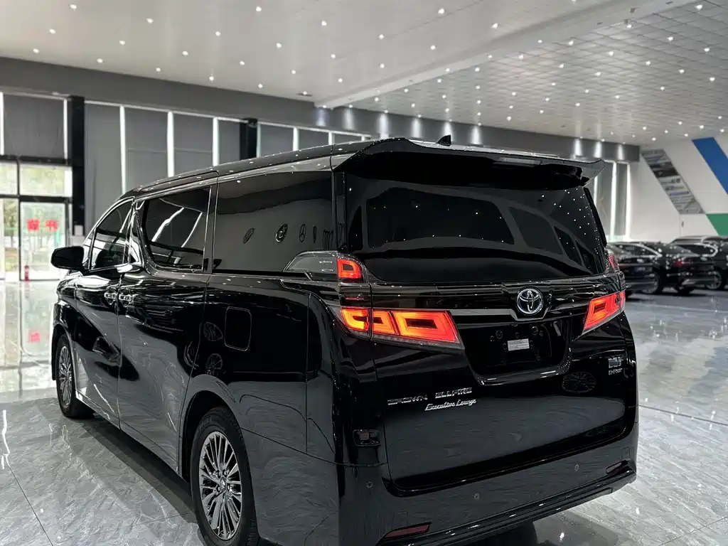 Toyota Vellfire 2023 — фото 19