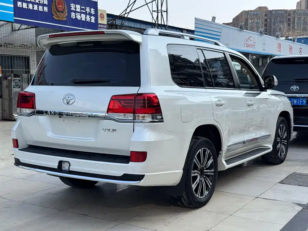 Toyota Land Cruiser 2017 — фото 12