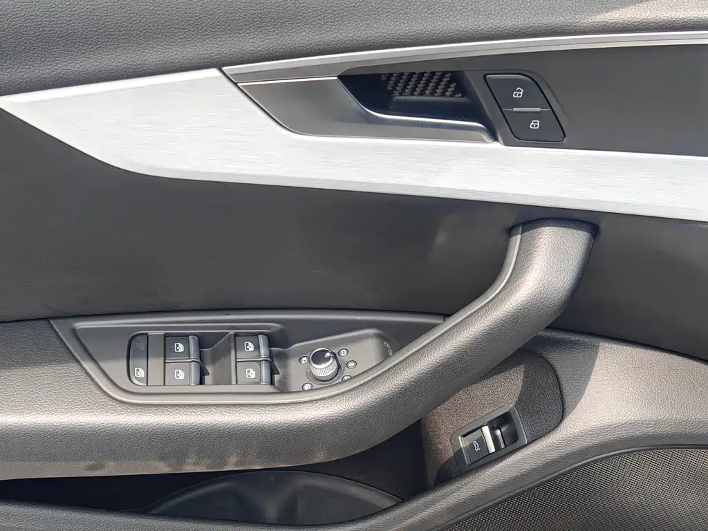 Audi A4L 2023 — фото 14