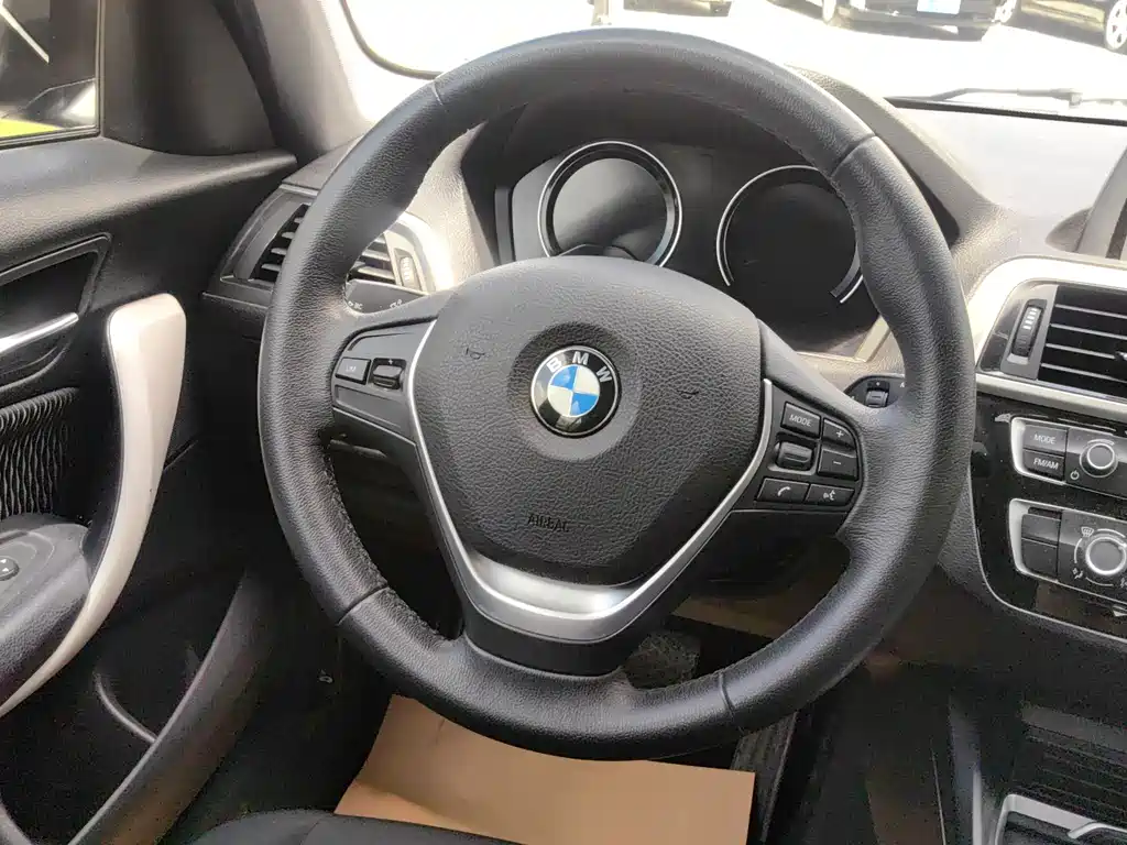 BMW 1 Series 2017 — фото 12