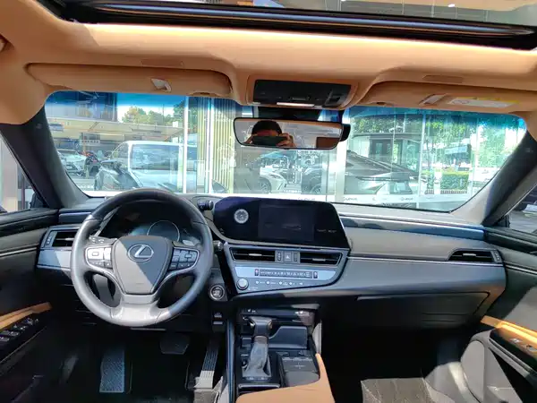 Lexus ES 2022