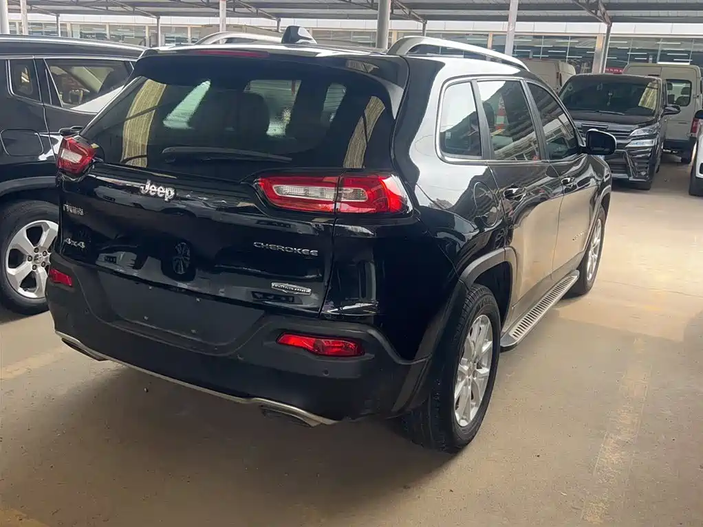 Jeep Cherokee 2017 — фото 16