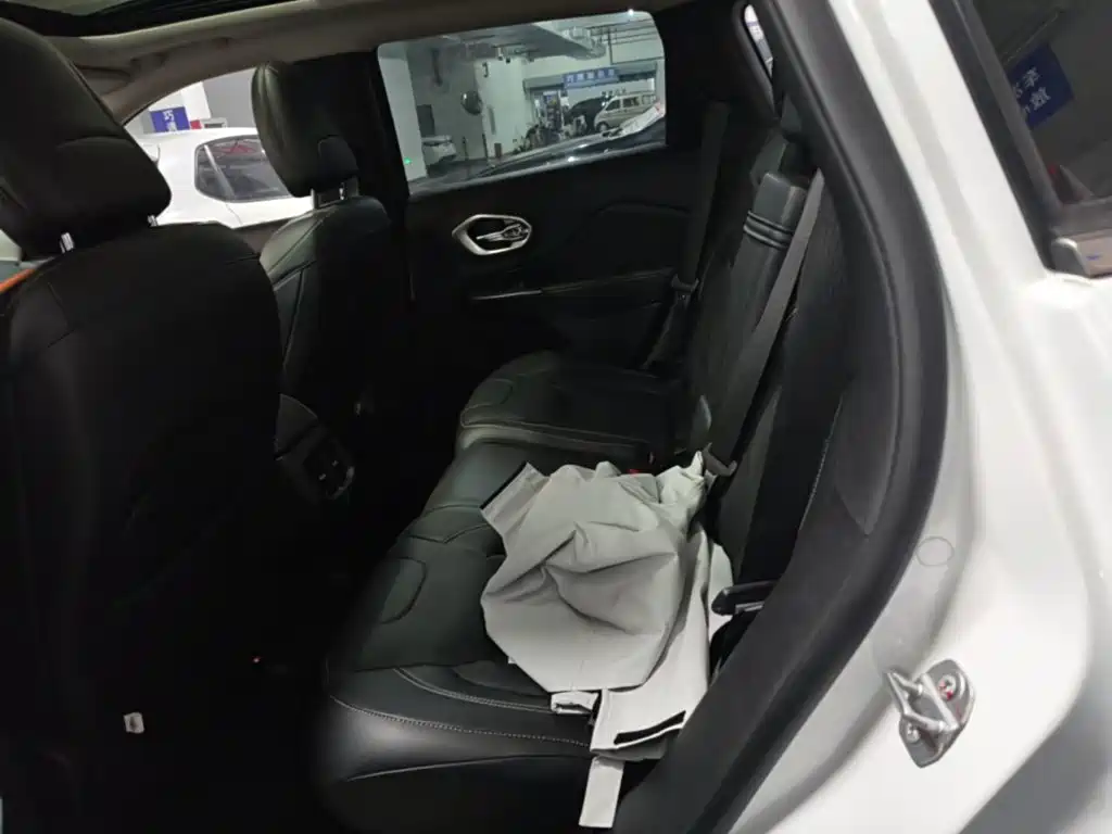 Jeep Cherokee 2016 — фото 17