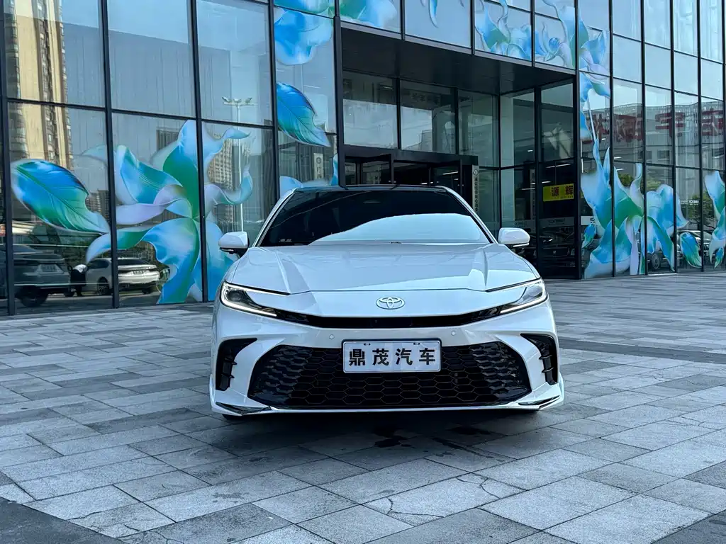 Toyota Camry 2025 — фото 2