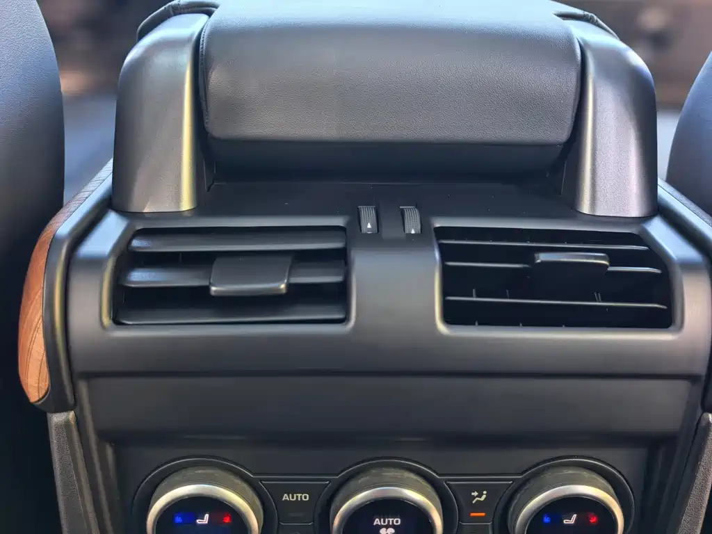 Land Rover Defender 2022 — фото 18