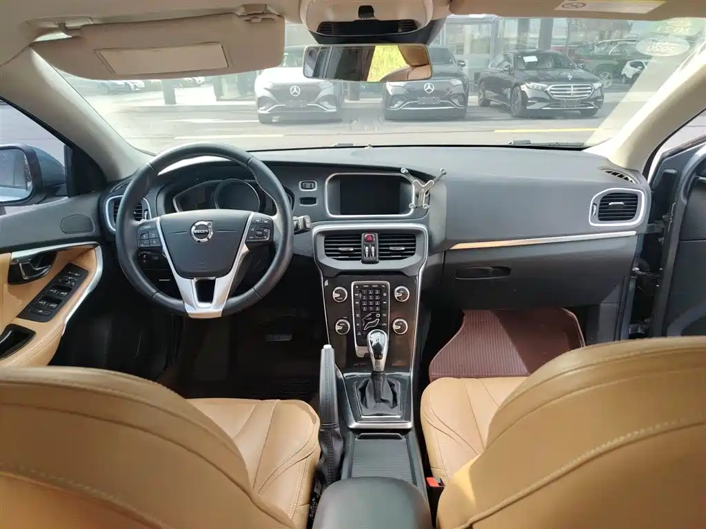 Volvo V40 2019 — фото 13