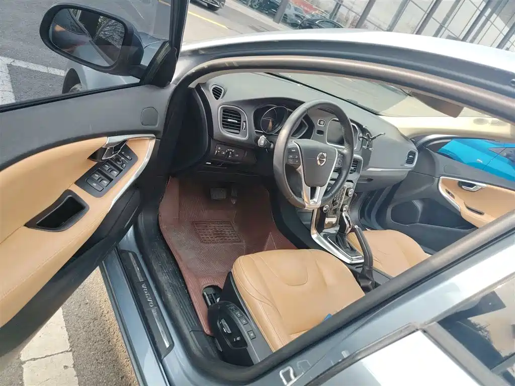 Volvo V40 2019 — фото 14
