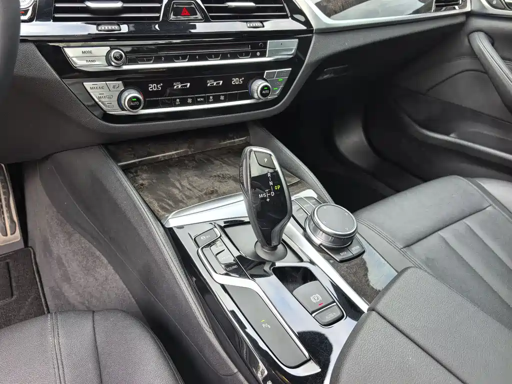 BMW 5 Series 2018 — фото 8