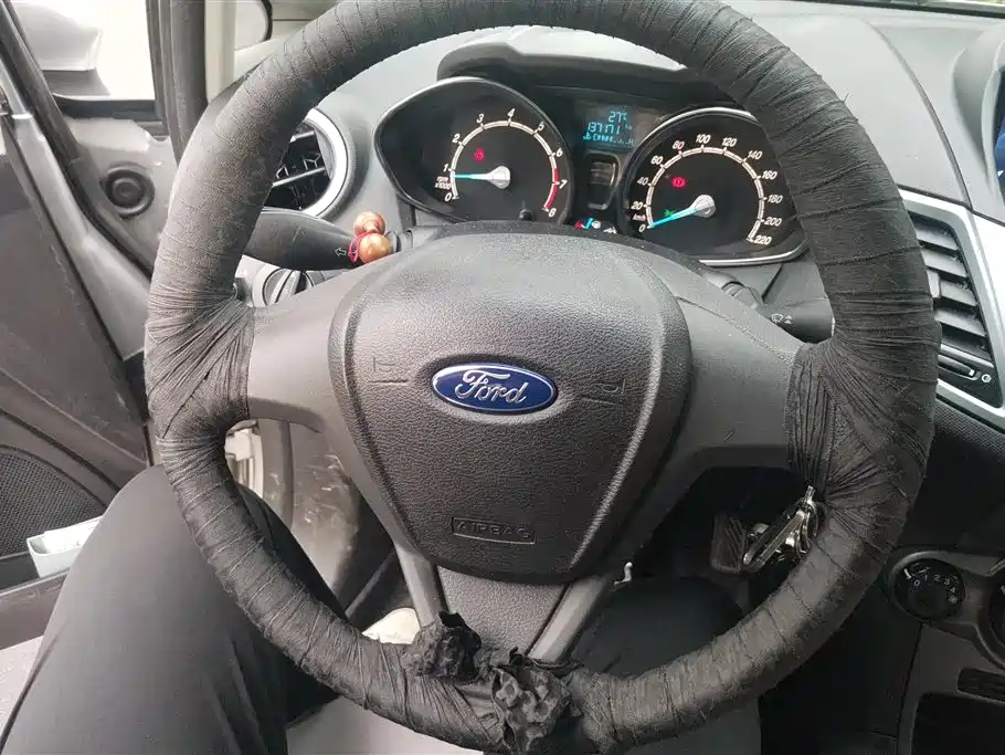 Ford Fiesta 2015 — фото 15