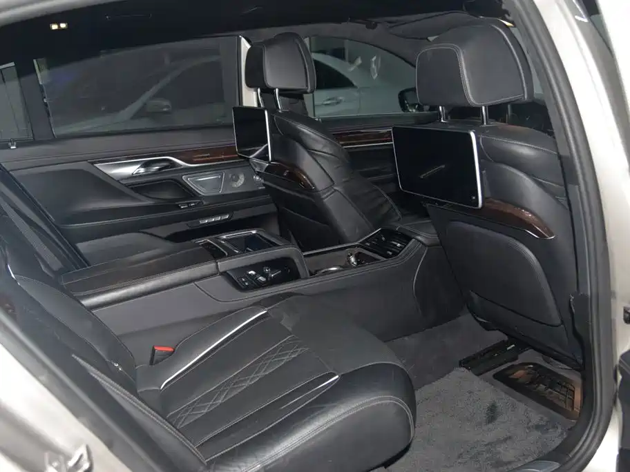 BMW 7 Series 2016 — фото 10