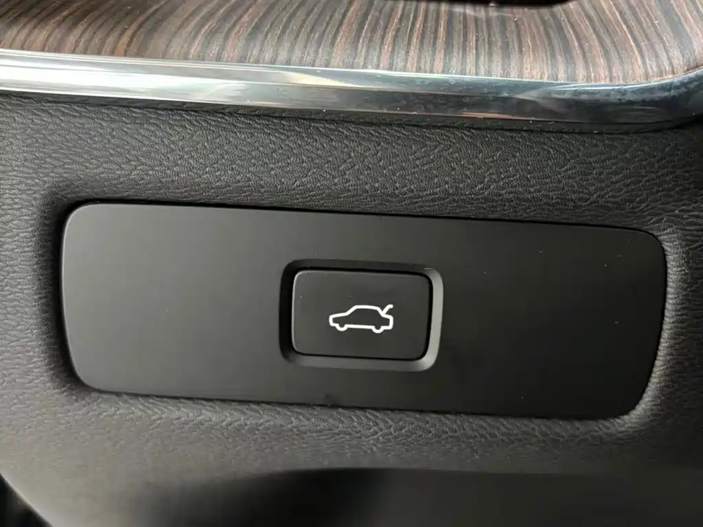 Volvo XC60 2022 — фото 12