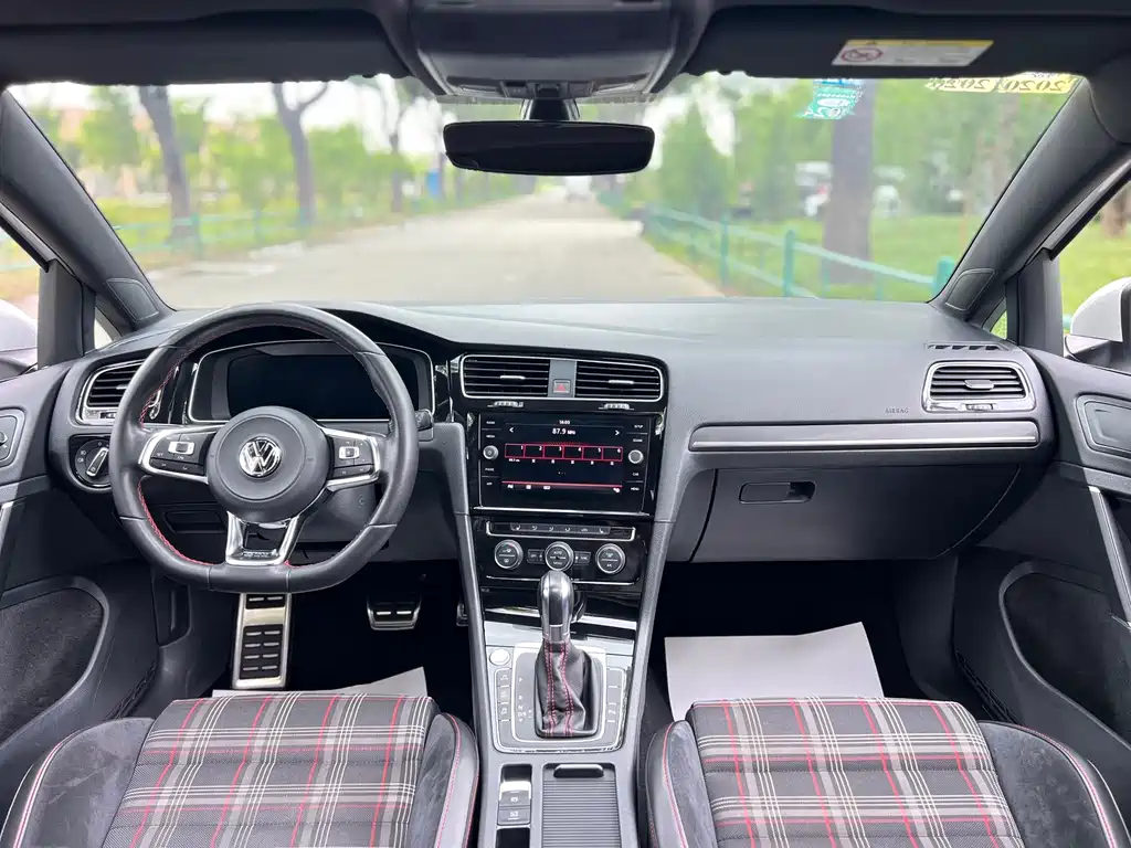 Volkswagen Golf GTI 2018 — фото 14