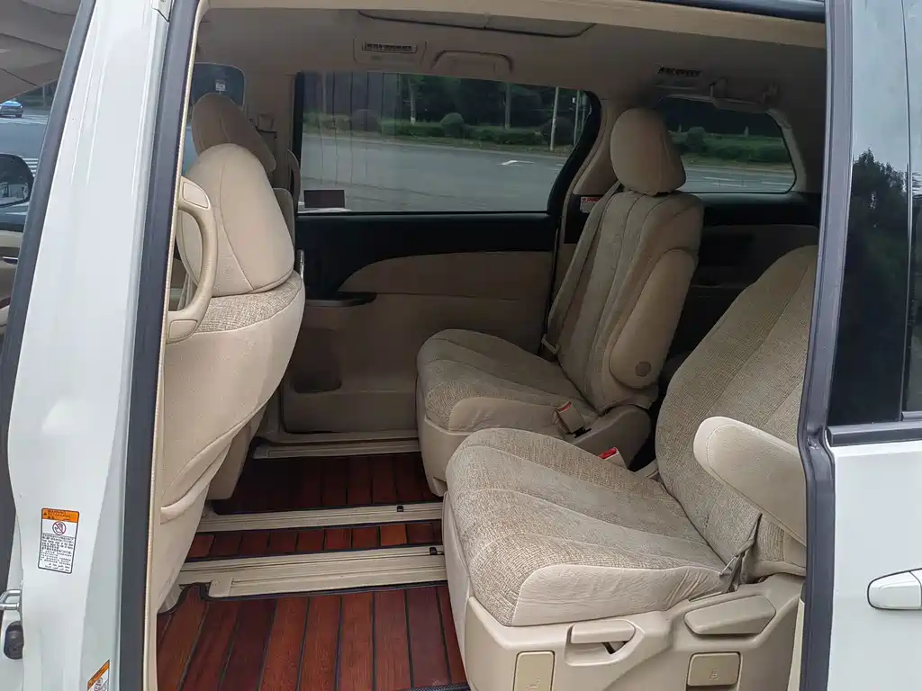 Toyota Previa 2017 — фото 12