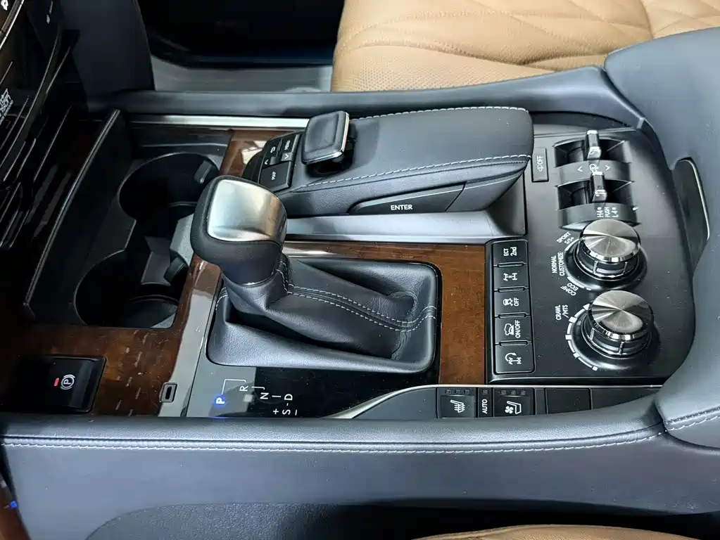 Lexus LX 2023 — фото 15
