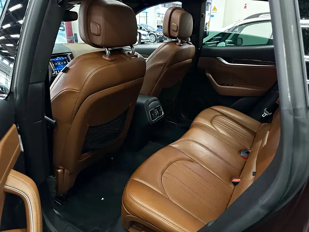 Maserati Levante 2017 — фото 25