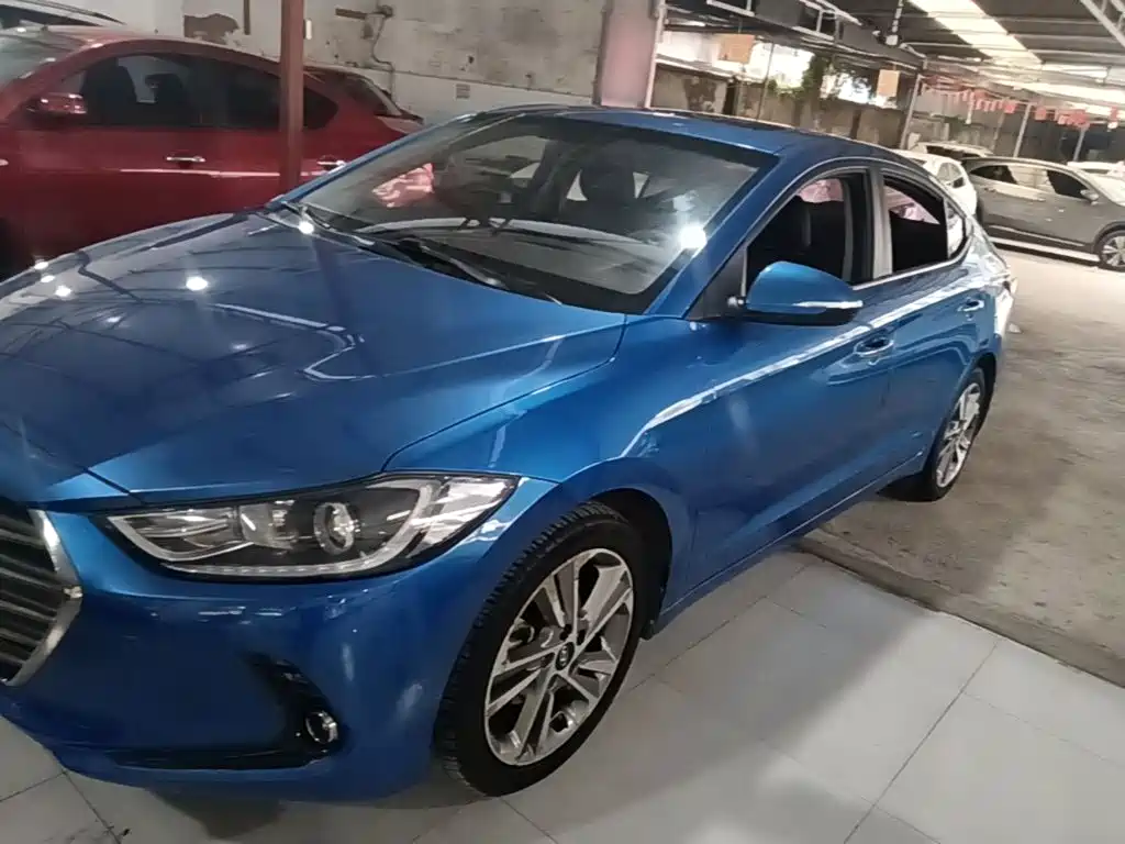 Hyundai Elantra 2018 — фото 1