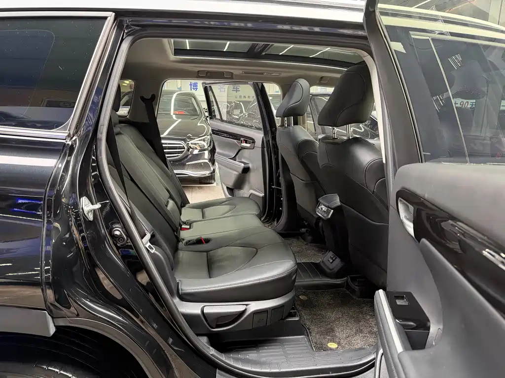 Toyota Highlander 2023 — фото 16