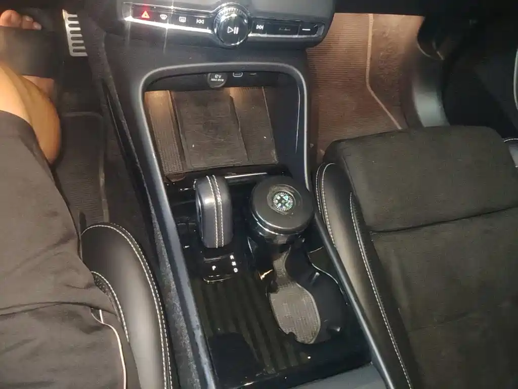 Volvo XC40 NEV 2021 — фото 14