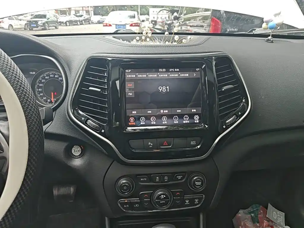 Jeep Cherokee 2019 — фото 13