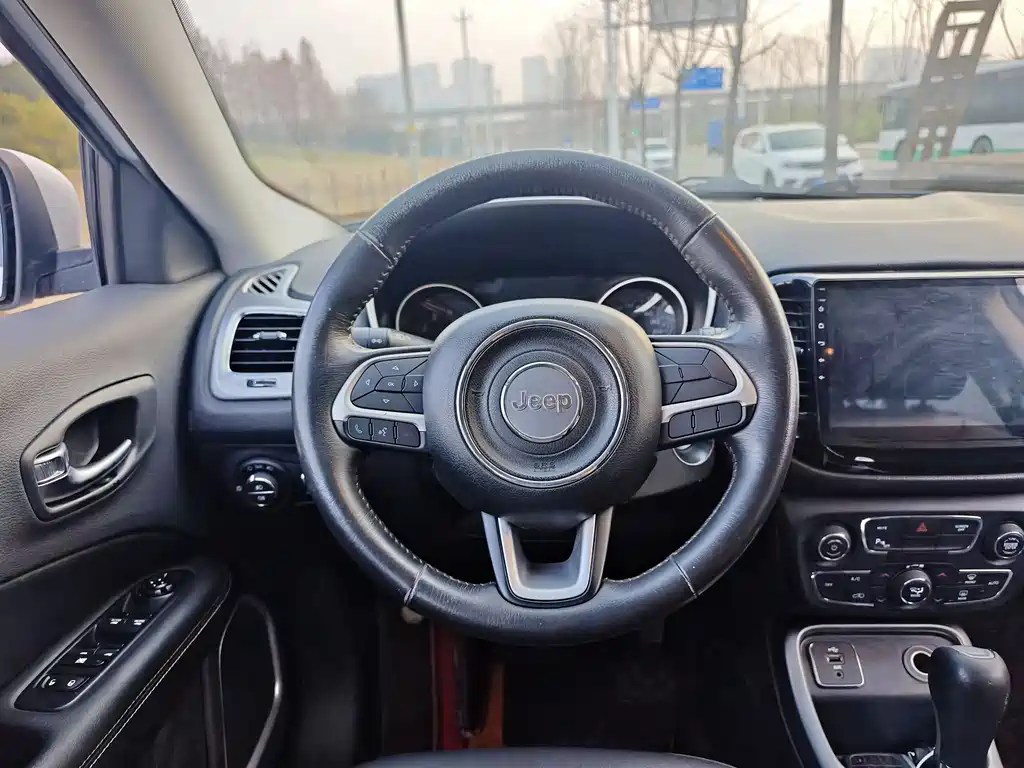 Jeep Compass 2018 — фото 8
